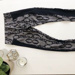 Snake skin work out leggings.